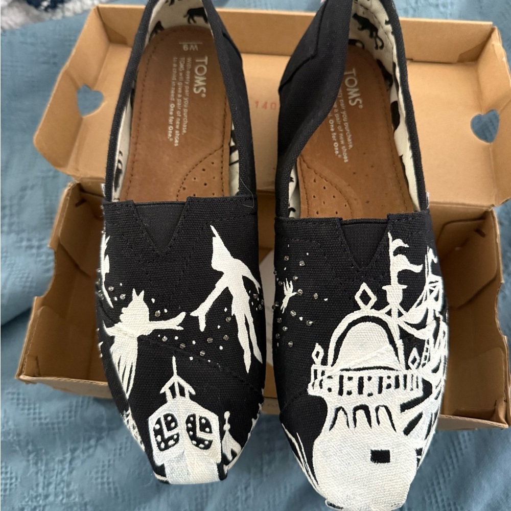 Hand Painted Peter Pan Toms woman's size 9